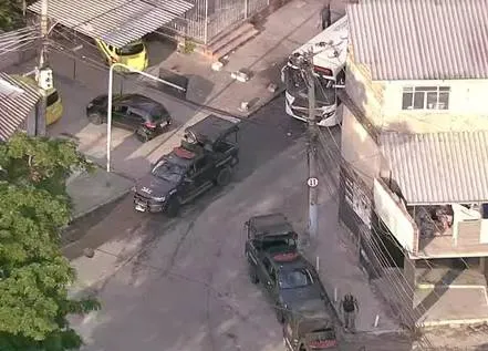 Policiais militares percorrem ruas do Complexo de Israel