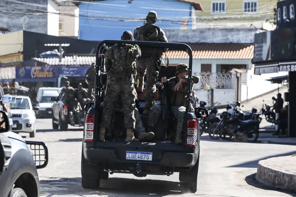 Policiais percorrem diferentes pontos da comunidade