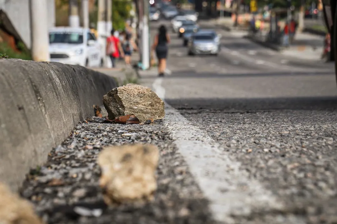 Encosta com risco de desabamento é antigo problema em Niterói. 