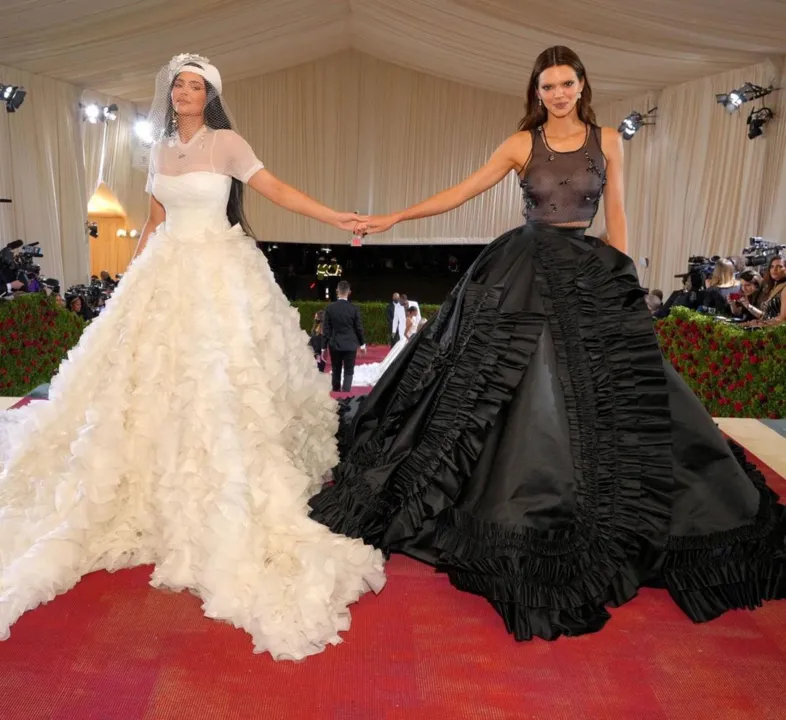 Kendal Jenner e Kylie Jenner  no Met Gala 2022