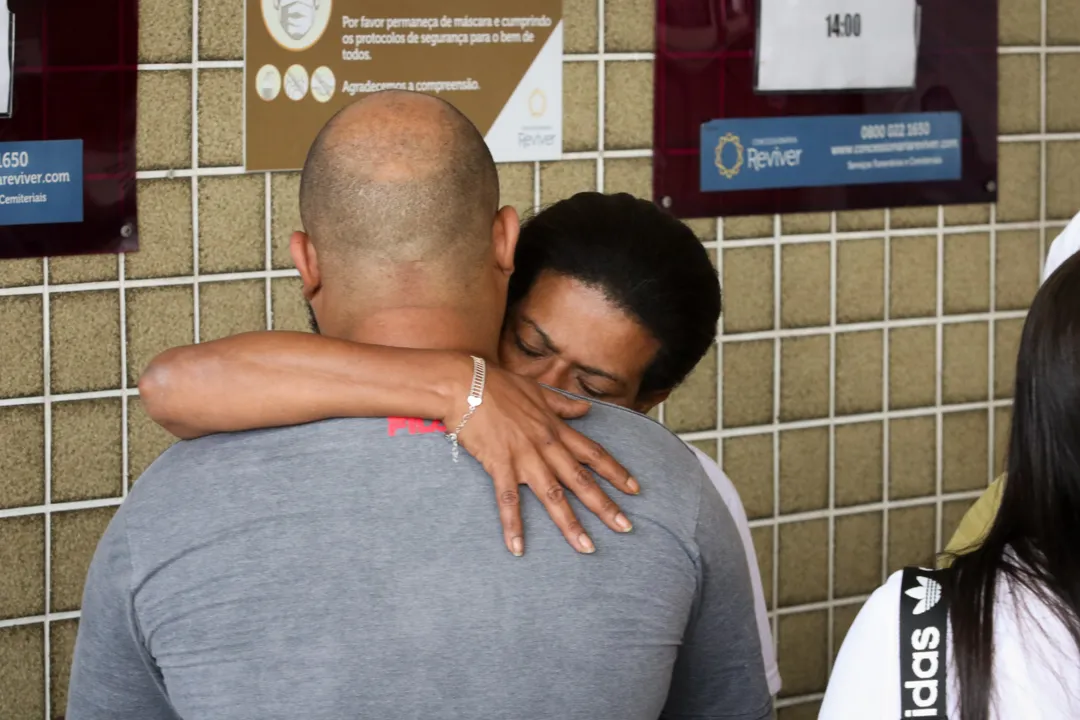 Mãe e irmão de Ruan se abraçam durante o velório.