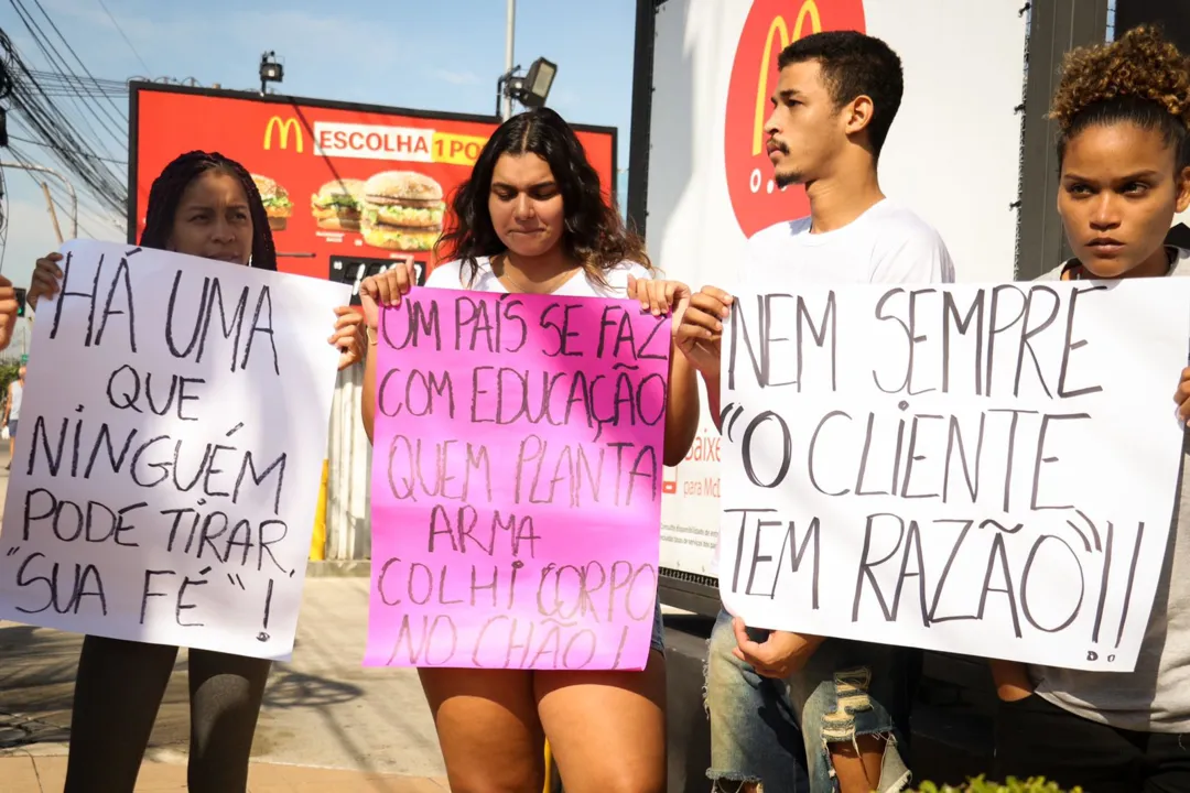 Manifestantes pedem justiça por atendente baleado no Rio 