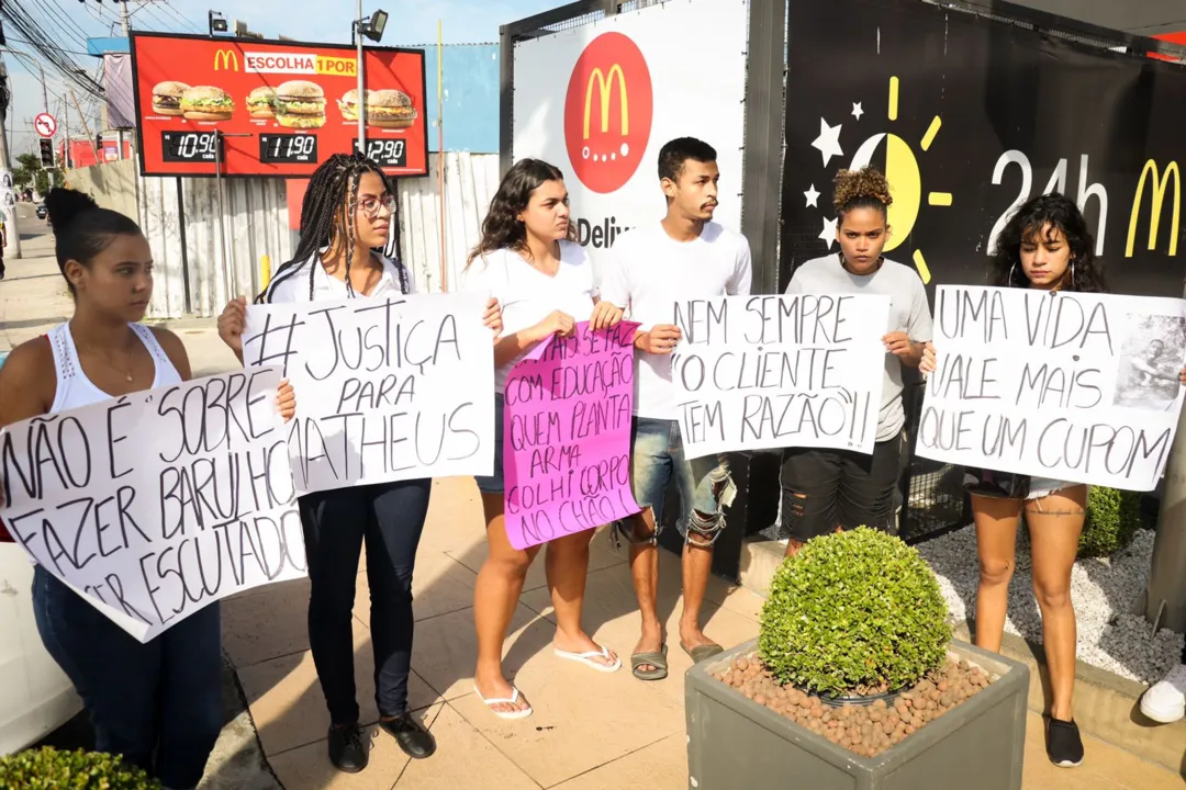 Manifestantes pedem justiça por atendente baleado no Rio 