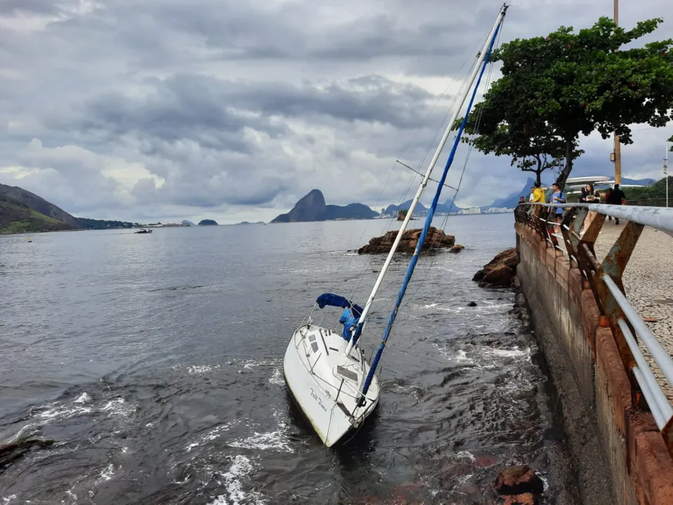 Embarcação à deriva atrai olhares em cartão postal de Niterói