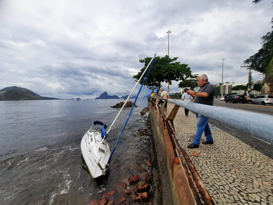 Embarcação à deriva atrai olhares em cartão postal de Niterói