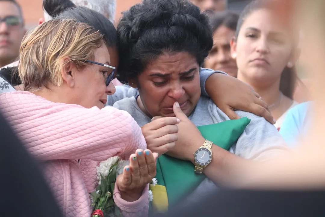 Cerca de 200 pessoas acompanharam o enterro do militar morto em São Gonçalo