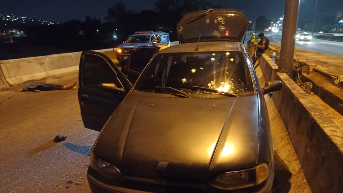 Um suspeito morreu e outro ficou ferido em uma troca de tiros com a Polícia Militar na noite desta quinta-feira (12), na Avenida Brasil, na Zona Norte do Rio. 