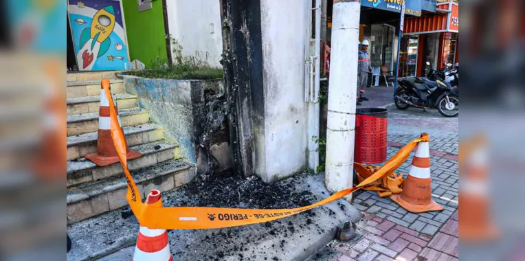 Incêndio em poste causa pânico em escola de Maricá; veja vídeo