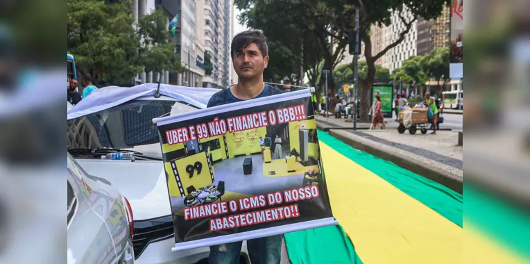Motoristas de aplicativo e motoboys cruzam os braços no Rio