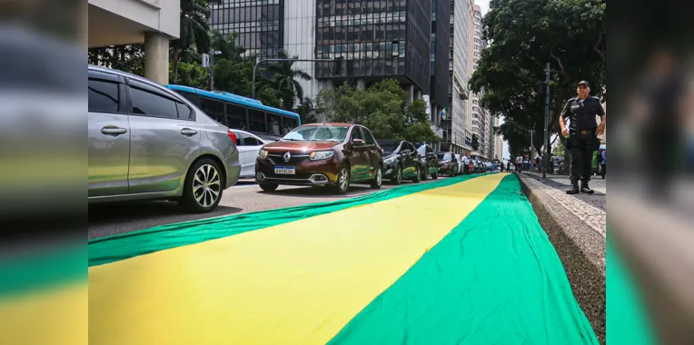 Motoristas de aplicativo e motoboys cruzam os braços no Rio