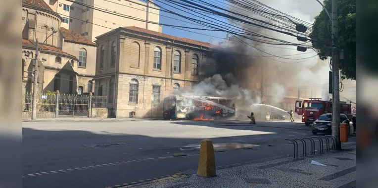 Ônibus em chamas assusta motoristas e pedestres no Rio; veja o vídeo