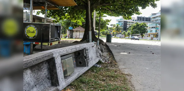 'É um perigo' diz moradora sobre fiação exposta após queda de poste em Niterói