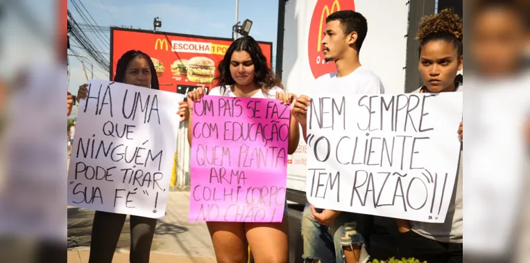 Manifestantes pedem justiça por atendente baleado no Rio 