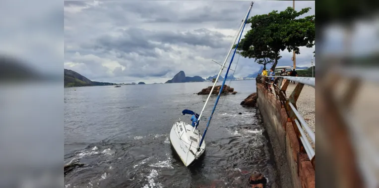 Embarcação à deriva atrai olhares em cartão postal de Niterói