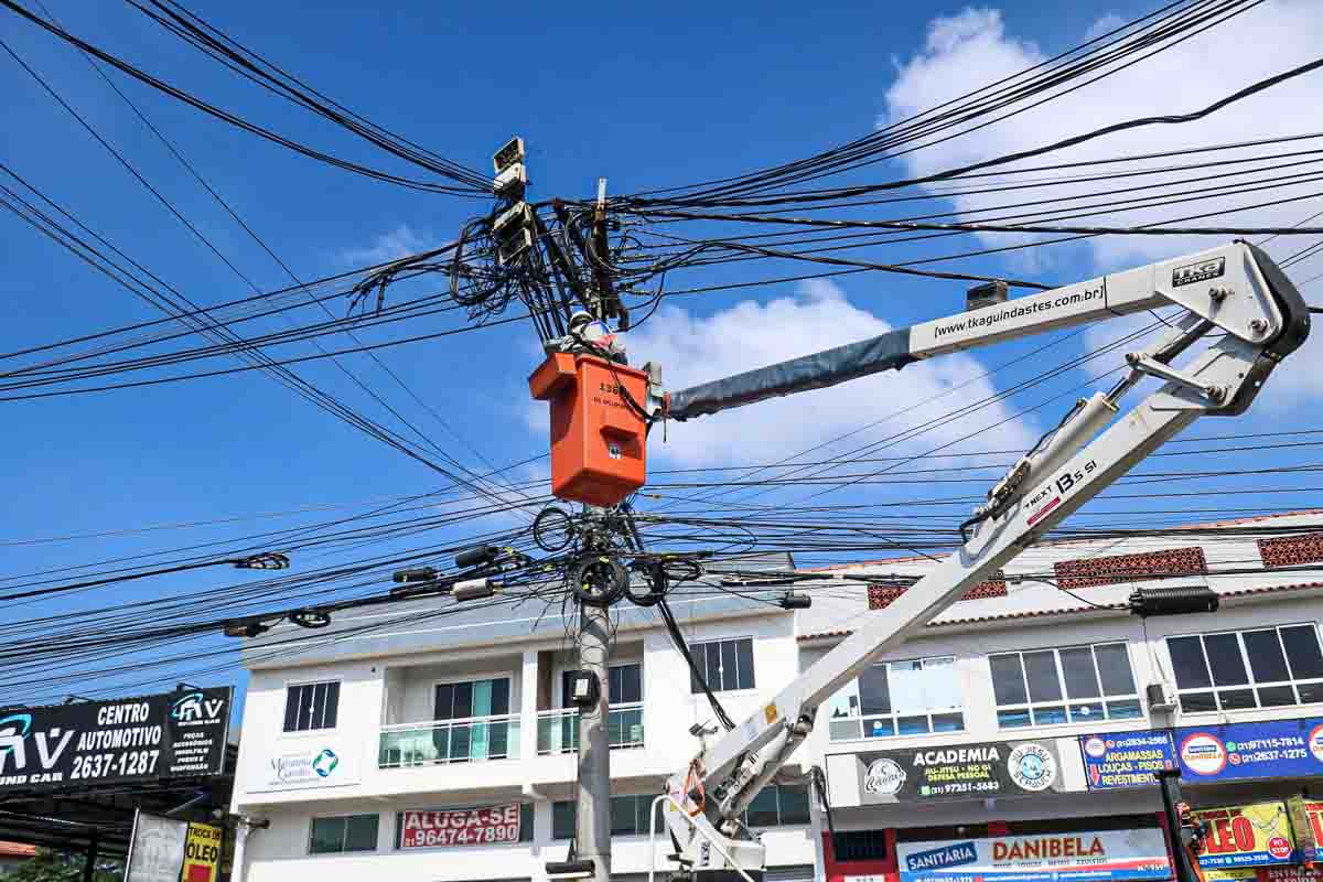 Incêndio em poste causa pânico em escola de Maricá; veja vídeo