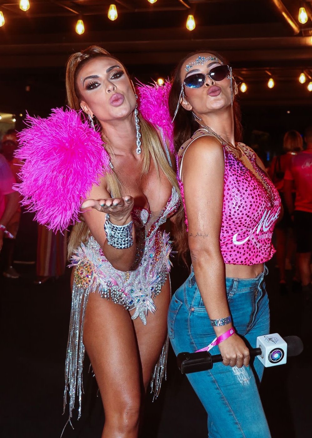 Nicole Bahls e Carol Nakamura abusaram da beleza