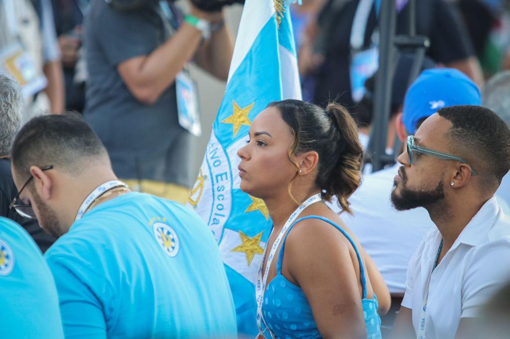 Inegrantes acompanham nota por nota