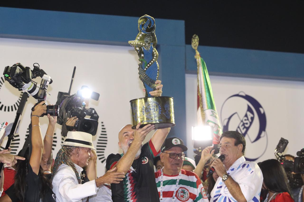 Integrantes da escola de samba levantam troféu da vitória após o resultado