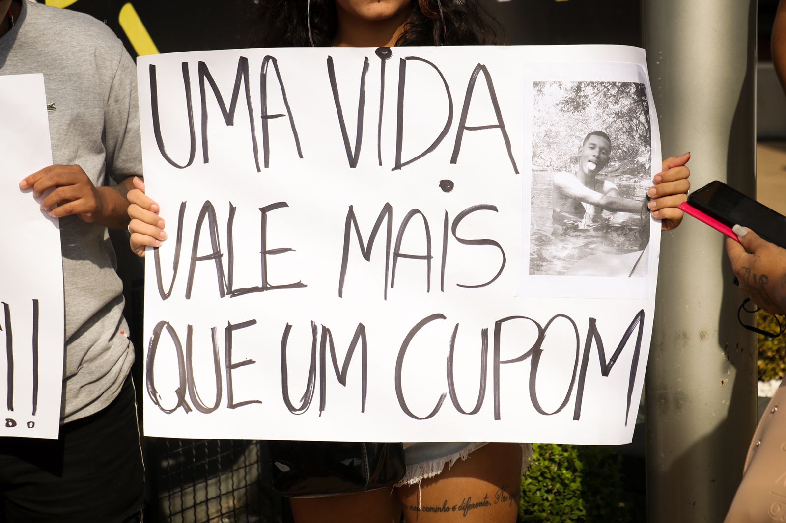 Manifestantes pedem justiça por atendente baleado no Rio