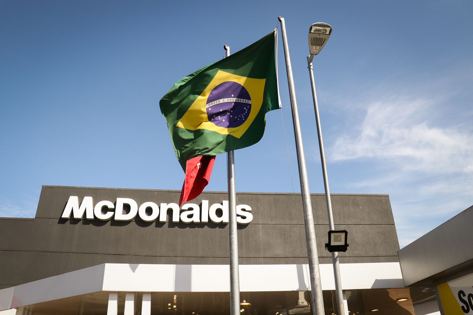 Manifestantes pedem justiça por atendente baleado no Rio