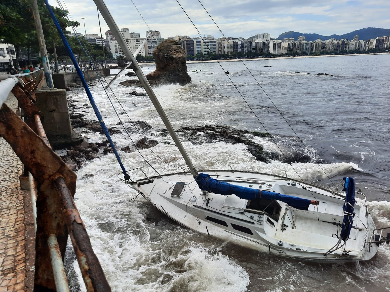 Embarcação à deriva atrai olhares em cartão postal de Niterói