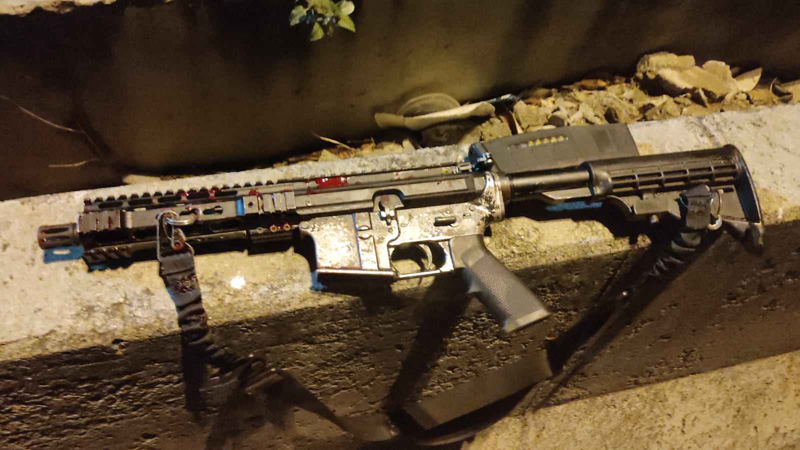 PM apreendeu um fuzil e uma pistola com a dupla