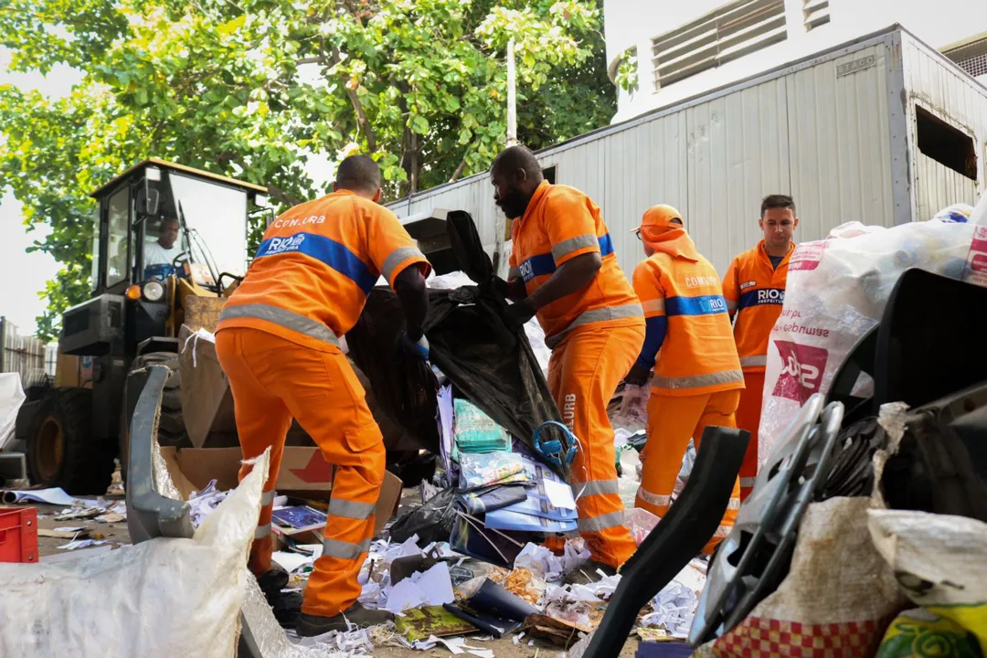 Polícia faz operação em ferro-velho onde policial foi morto