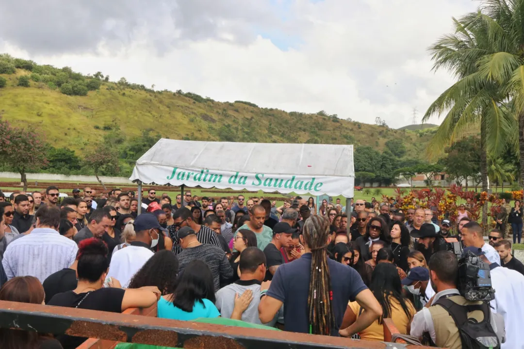 Policial morto por militares é enterrado no Rio