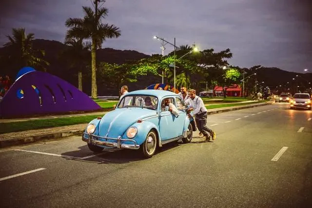 Noiva passa perrengue no dia do casamento e padrinhos empurram Fusca até o local 