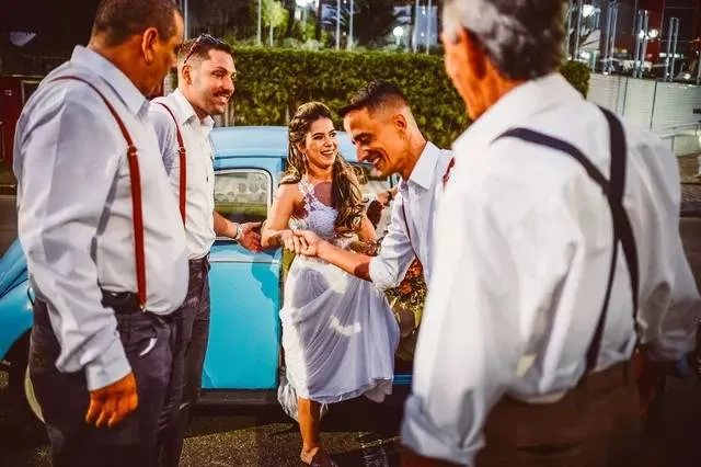 Noiva passa perrengue no dia do casamento e padrinhos empurram Fusca até o local 