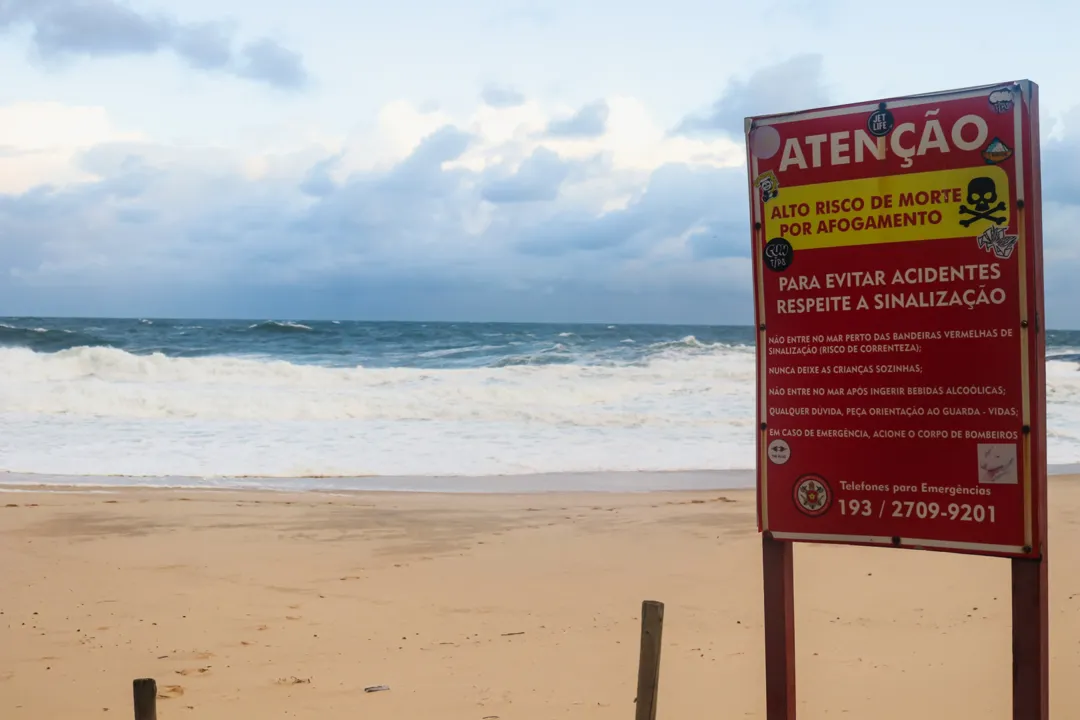 Mar agitado é contemplado por moradores em Niterói