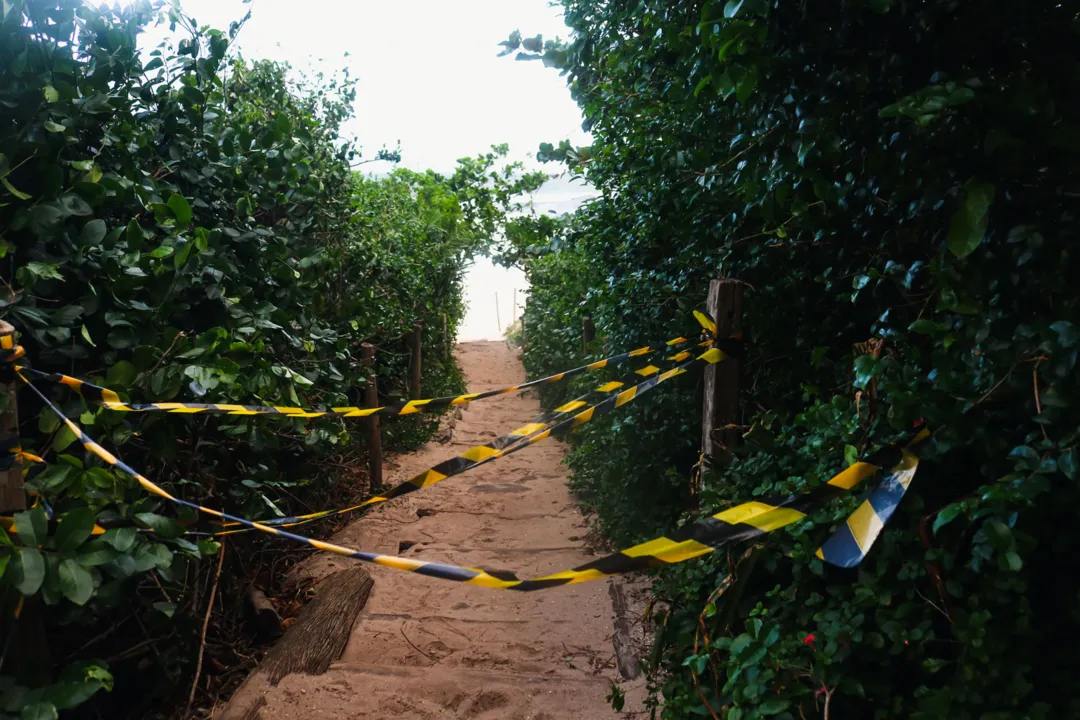 Mar agitado é contemplado por moradores em Niterói