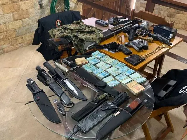 Agentes apreendem armas e dinheiro durante operação