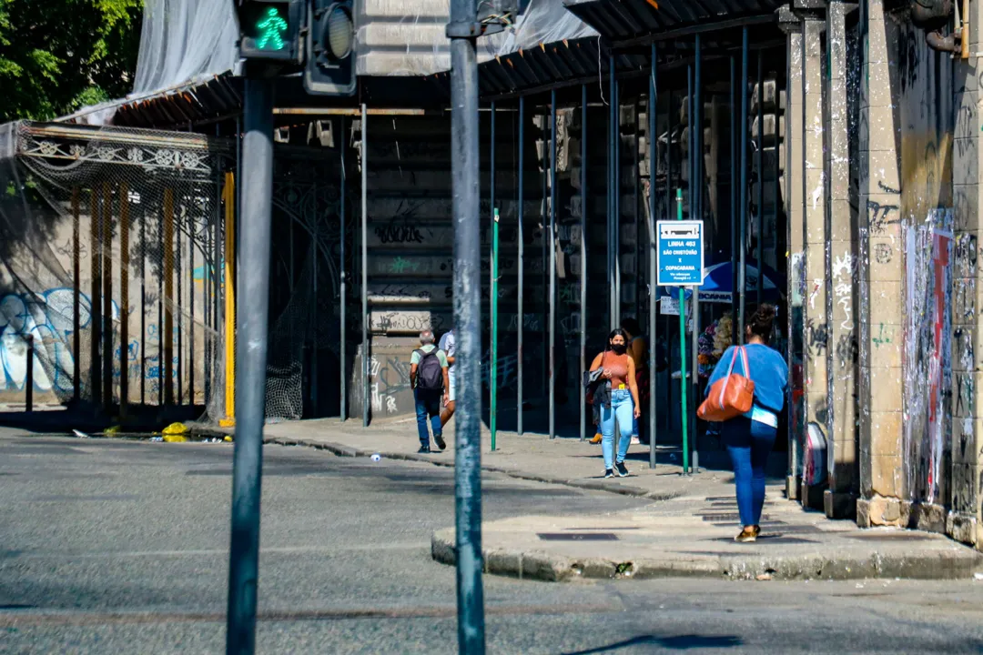 A estação, que está há 21 anos sem funcionar, transmite preocupação aos que precisam passar pela redondeza