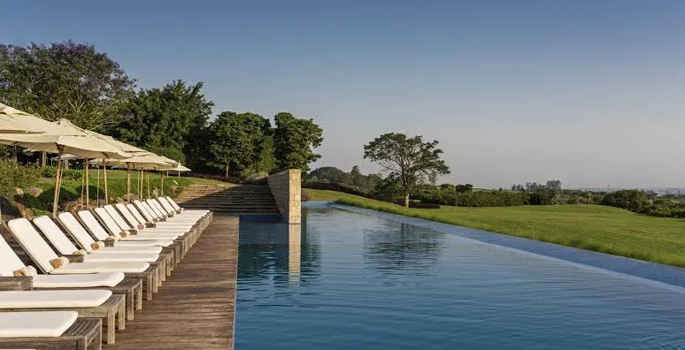 Piscina tem borda infinita.