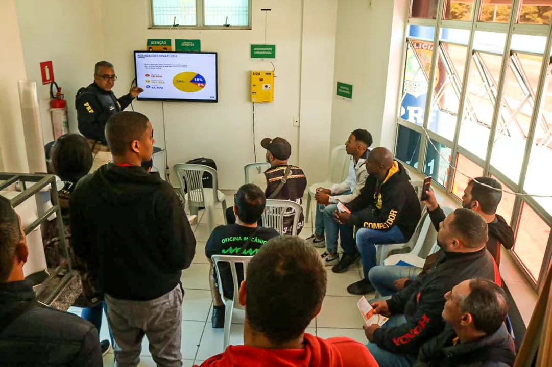 O evento realizou palestras de conscientização, limpeza de capacetes e instalação de antenas anti cerol