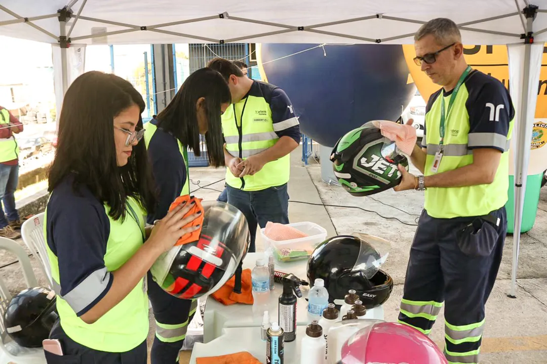 O evento realizou palestras de conscientização, limpeza de capacetes e instalação de antenas anti cerol