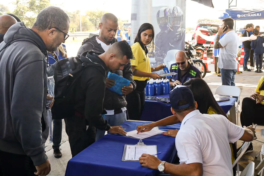 O evento realizou palestras de conscientização, limpeza de capacetes e instalação de antenas anti cerol