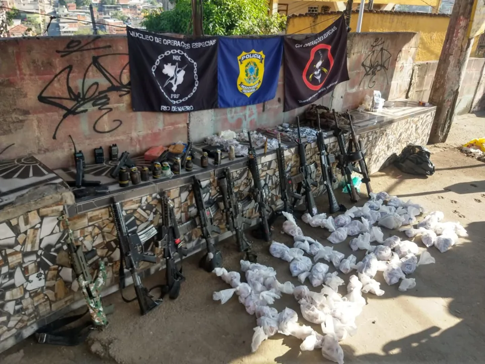 Polícia apreende arsenal de guerra na Vila Cruzeiro 