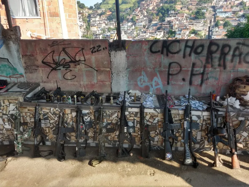 Veja imagens do arsenal de guerra apreendido no Complexo da Penha