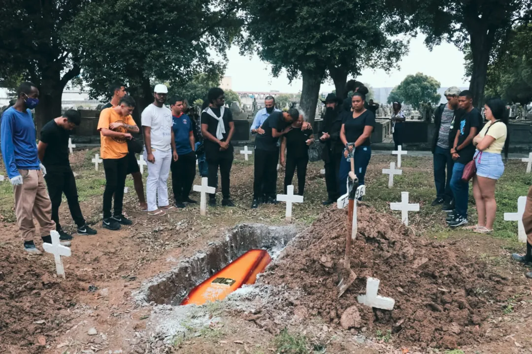 Ela morreu dentro de casa, segundo a Polícia Militar, na região conhecida como Chatuba