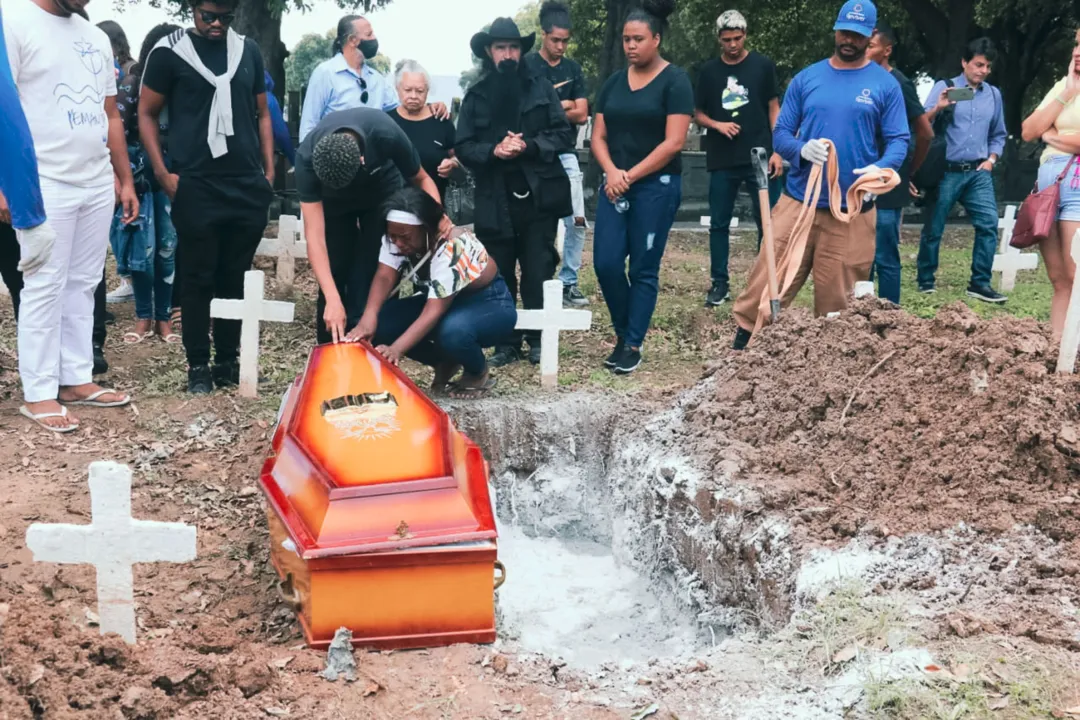 Ela morreu dentro de casa, segundo a Polícia Militar, na região conhecida como Chatuba