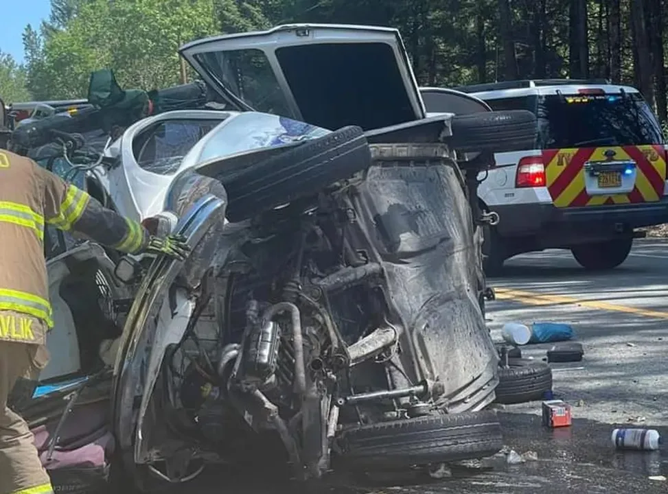 Carro ficou destruído.