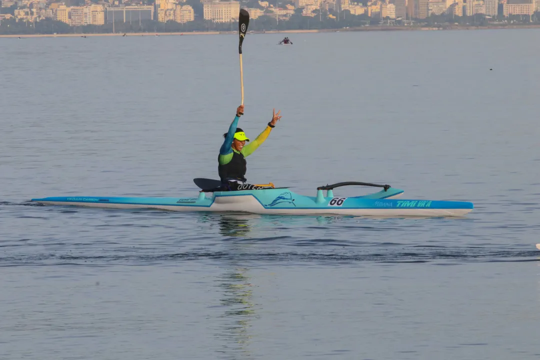 Torneio de canoa havaiana agitou praia na Zona Sul de Niterói