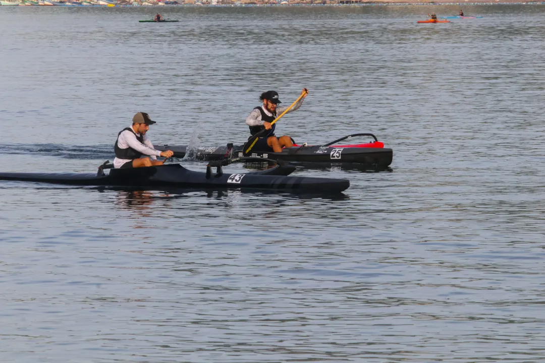 Torneio de canoa havaiana agitou praia na Zona Sul de Niterói