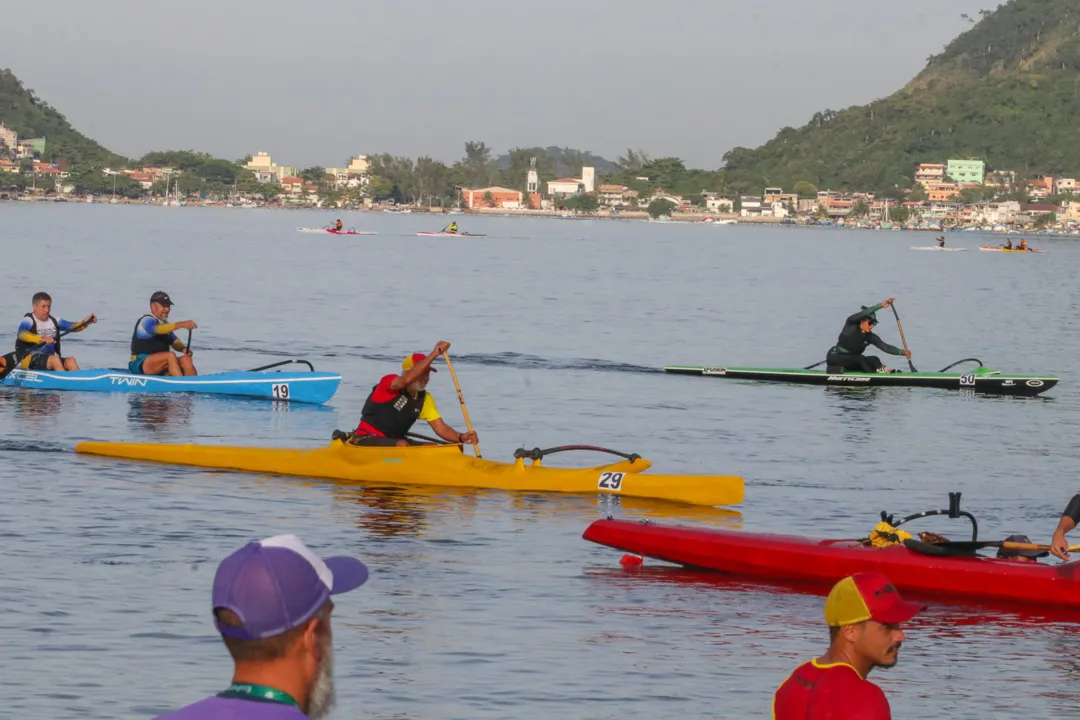 Torneio de canoa havaiana agitou praia na Zona Sul de Niterói