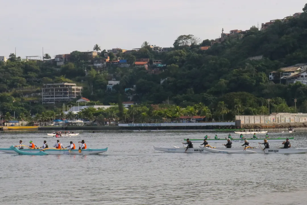 Torneio de canoa havaiana agitou praia na Zona Sul de Niterói