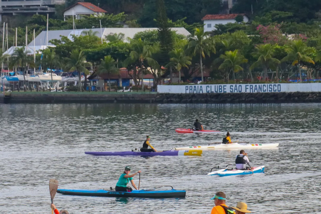 Torneio de canoa havaiana agitou praia na Zona Sul de Niterói