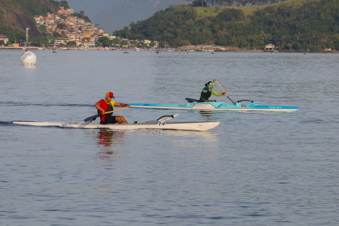 Torneio de canoa havaiana agitou praia na Zona Sul de Niterói