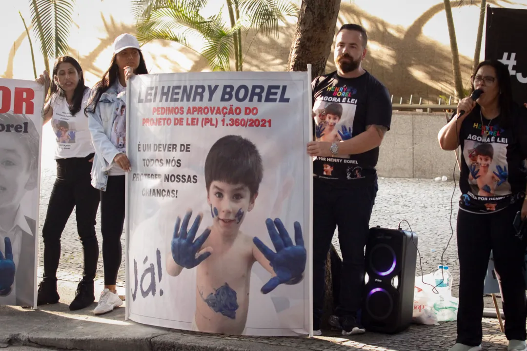 Leniel Borel levou cartaz para protestar pela condenação dos envolvidos na morte de Henry